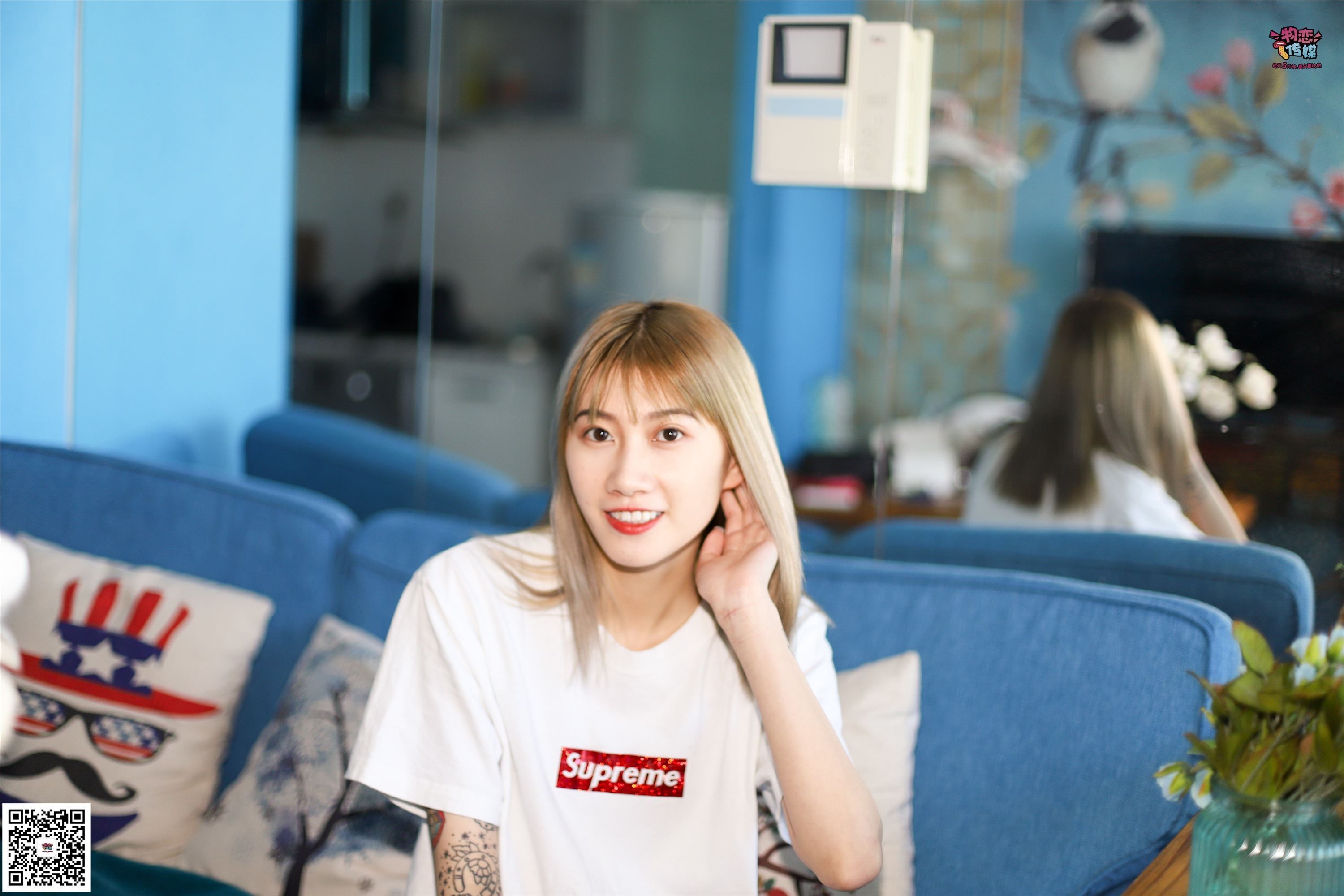 物恋传媒 No.002 酷酷的18岁黑丝少女，黑丝与白长筒袜的碰撞